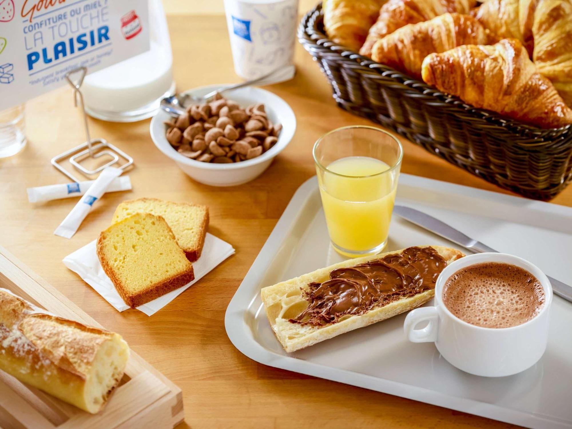 Ibis Budget Pontault Combault Rn4 Marne La Vallee Екстериор снимка